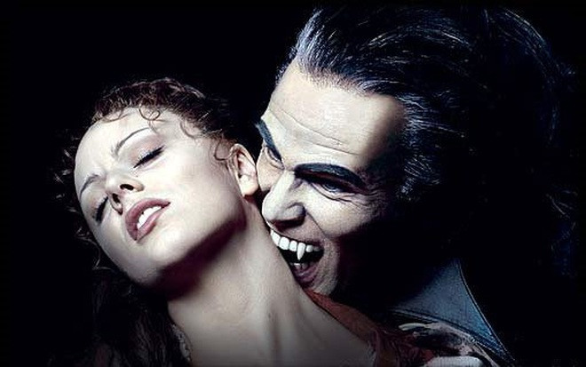 Trong những thập kỷ gần đây, nhiều bộ phim, tiểu thuyết... hấp dẫn mọi người bởi những câu chuyện về ma cà rồng chuyên hút máu người, sợ ánh nắng Mặt trời... Điều này khiến nhiều người tò mò liệu họ có thật.