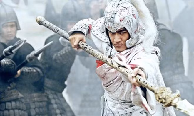 Khi ấy, Khương Duy dẫn quân mai phục, tấn công Triệu Vân và quân đội nhà Thục. Hai bên xảy ra một trận giao chiến cam go.