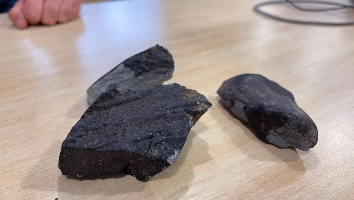 Theo NASA, một thiên thạch trông giống như cầu lửa sáng rực trên bầu trời nếu nó lớn hơn mức trung bình, tạo ra chớp sáng khi lao xuống Trái Đất.