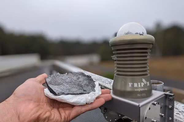 Sau khi nhận được thông báo từ người phụ nữ, các chuyên gia thuộc Mạng lưới quan sát liên hành tinh và thu hồi cầu lửa (FRIPON)/Vigie-Ciel đã đến nhà của bà để tìm hiểu sự việc. Nhờ đó, họ tìm thấy 3 mảnh thiên thạch trong khu vườn. Mỗi mảnh thiên thạch nặng khoảng 0,7 kg.