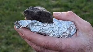 Sylvain Bouley, Chủ tịch Hiệp hội Thiên văn học Pháp (SAF), cho hay lớp vỏ ngoài của mảnh đá bị nóng chảy khi bay qua khí quyển nhưng có thể nhìn rõ phần bên trong chứa hạt sỏi lấp lánh hé lộ sự tồn tại của kim loại. Tất cả đặc điểm nêu trên đều thuộc về thiên thạch.