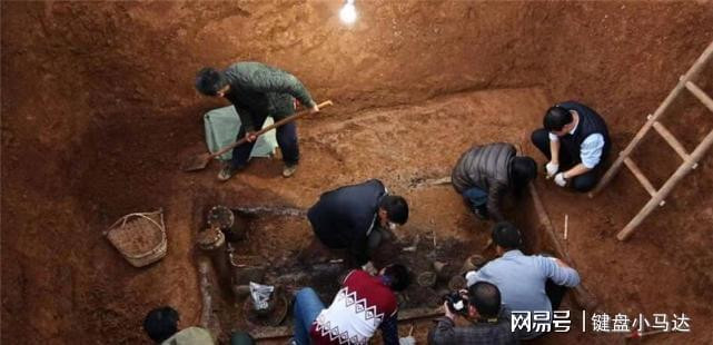 Mặc dù không bề thế, long trọng nhưng lăng mộ của Dương Quý Phi vẫn đảm bảo sự nghiêm trang. Khi tiến vào bên trong mộ, các chuyên gia không tìm thấy bất cứ đồ tùy táng giá trị nào. Họ cho rằng, chúng đã bị mộ tặc lấy đi.