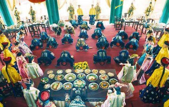 Trái lại, nhiều món ăn không được hoàng đế động đũa đến. Do đó, sau mỗi bữa ăn, bàn ăn sẽ còn rất nhiều đồ thừa. Câu hỏi đặt ra là số thức ăn thừa này sẽ được xử lý như thế nào?