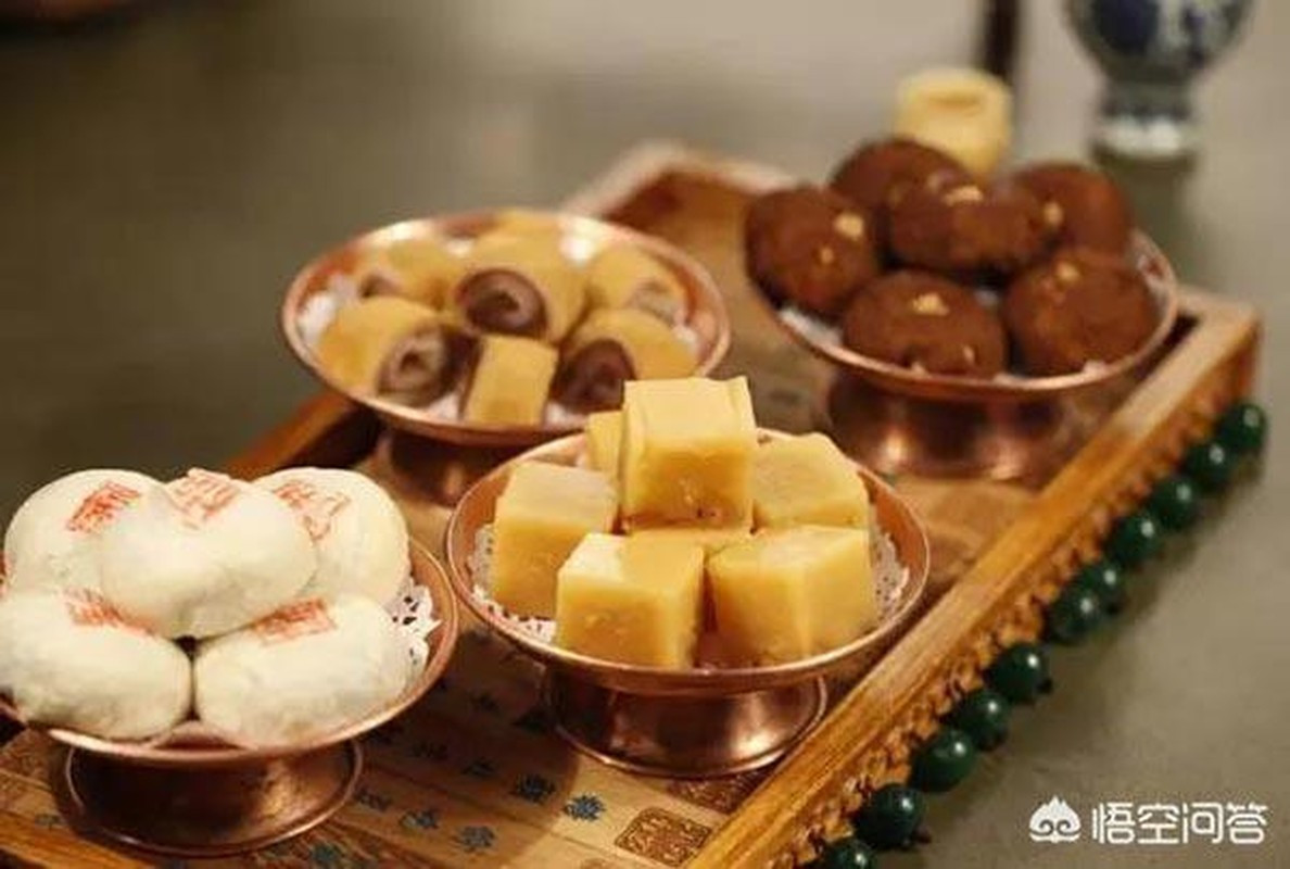 Cách xử lý thức ăn thừa của nhà vua là sẽ ban cho thái giám, cung nữ trong trường hợp bậc đế vương không có căn dặn nào. Khi ấy, thái giám, cung nữ sẽ phân chia các món sơn hào hải vị.