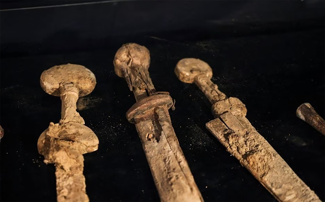 Theo Cơ quan Cổ vật Israel (IAA), các chuyên gia khảo cổ đã tìm thấy 4 thanh kiếm 1.900 tuổi trong một hang động thuộc Khu bảo tồn thiên nhiên En Gedi, Israel. Hang động nhỏ này nằm ẩn mình trong một tập hợp các vách đá biệt lập và rất khó tiếp cận.