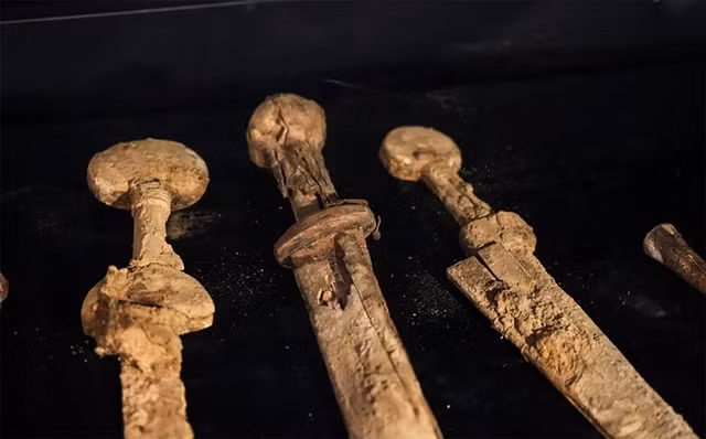 Theo Cơ quan Cổ vật Israel (IAA), các chuyên gia khảo cổ đã tìm thấy 4 thanh kiếm 1.900 tuổi trong một hang động thuộc Khu bảo tồn thiên nhiên En Gedi, Israel. Hang động nhỏ này nằm ẩn mình trong một tập hợp các vách đá biệt lập và rất khó tiếp cận.