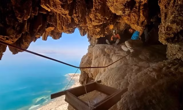 Kết quả kiểm tra ban đầu cho thấy số kiếm này được binh sĩ La Mã thời cổ đại sử dụng khi đóng quân trên lãnh thổ Judea cổ đại.