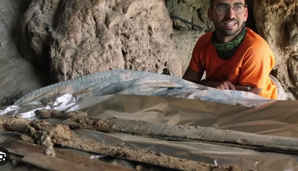 Thông qua các kiểm tra và đo đạc, các chuyên gia xác định những thanh kiếm cổ được bảo quản khá tốt. Lưỡi kiếm được tìm thấy bên trong bao kiếm bằng gỗ. Tay cầm có kiểu dáng đẹp được làm bằng gỗ hoặc kim loại.