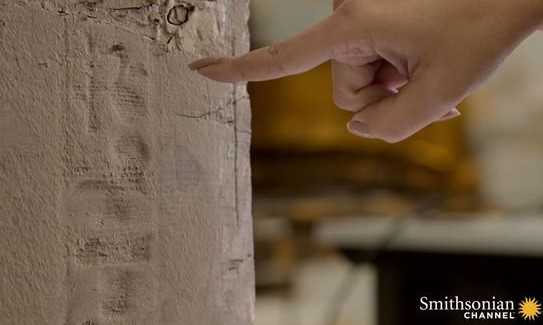 Tiếp đến, nhóm chuyên gia tìm thấy xác ướp người phụ nữ, qua đó xác định được chủ nhân cỗ quan tài không phải là pharaoh như suy đoán ban đầu.