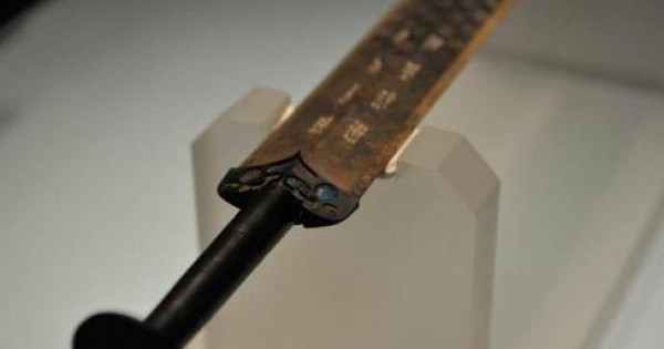 Các chuyên gia xác định được dòng chữ khắc trên thanh kiếm là "Việt vương Câu Tiễn tự tác dụng kiếm", loại chữ là Điểu Triện. Hiện thanh bảo kiếm này được trưng bày tại Bảo tàng tỉnh Hồ Bắc, Trung Quốc.