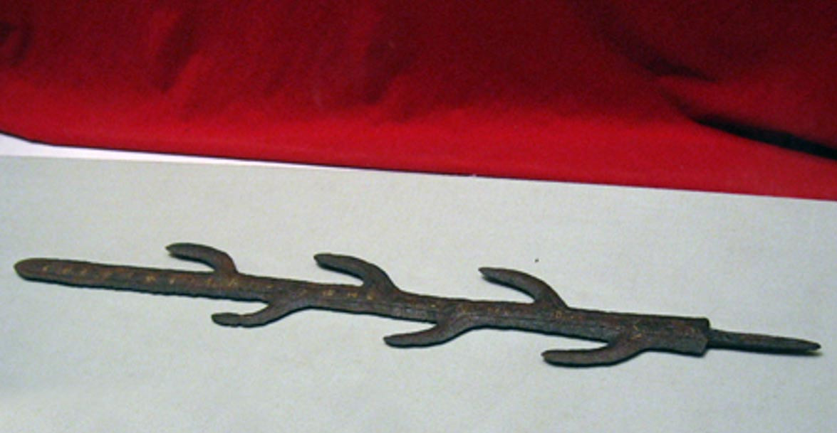 Theo các chuyên gia, Nanatsusaya-no-Tachi có hình dáng độc đáo nên rất có thể chỉ được người xưa dùng trong các nghi lễ thay vì các cuộc chiến thực sự. Hiện giới nghiên cứu chưa thể giải mã chính xác nguồn gốc của thanh kiếm này.