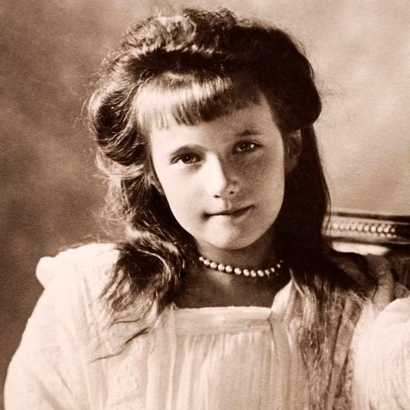 Một trong những cú lừa ngoạn mục nhất lịch sử là việc Anna Anderson giả mạo công chúa Alias Anastasia (trong ảnh). Nàng công chúa Anastasia là con gái của Sa hoàng Nga Nicholas II. Theo các ghi chép, Sa hoàng Nicholas II cùng vợ và 5 người con (4 gái và 1 trai) bị giết hại năm 1918 và chôn cất ở vị trí bí mật.