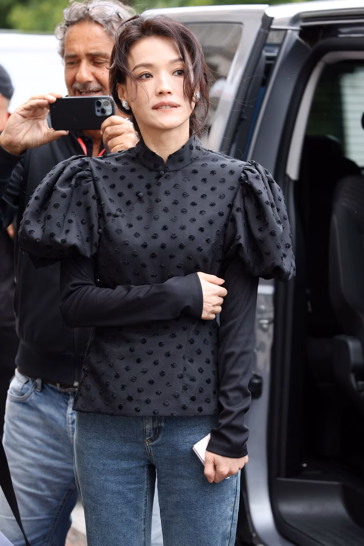  Thư Kỳ tham dự Liên hoan phim Venice năm nay với tư cách ban giám khảo. Trước đó, cô từng làm giám khảo tại Liên hoan phim Berlin và Liên hoan phim Cannes.