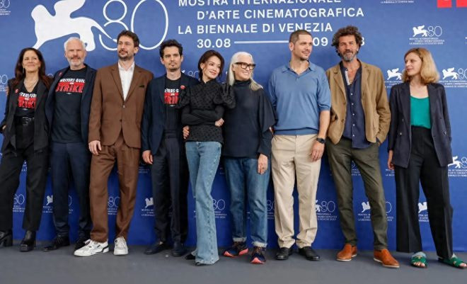 Trong ngày đầu tiên của Liên hoan phim Venice, Thư Kỳ diện áo sơ mi thiết kế tay bồng kết hợp với quần jeans khi xuất hiện tại buổi họp báo cùng ban giám khảo.