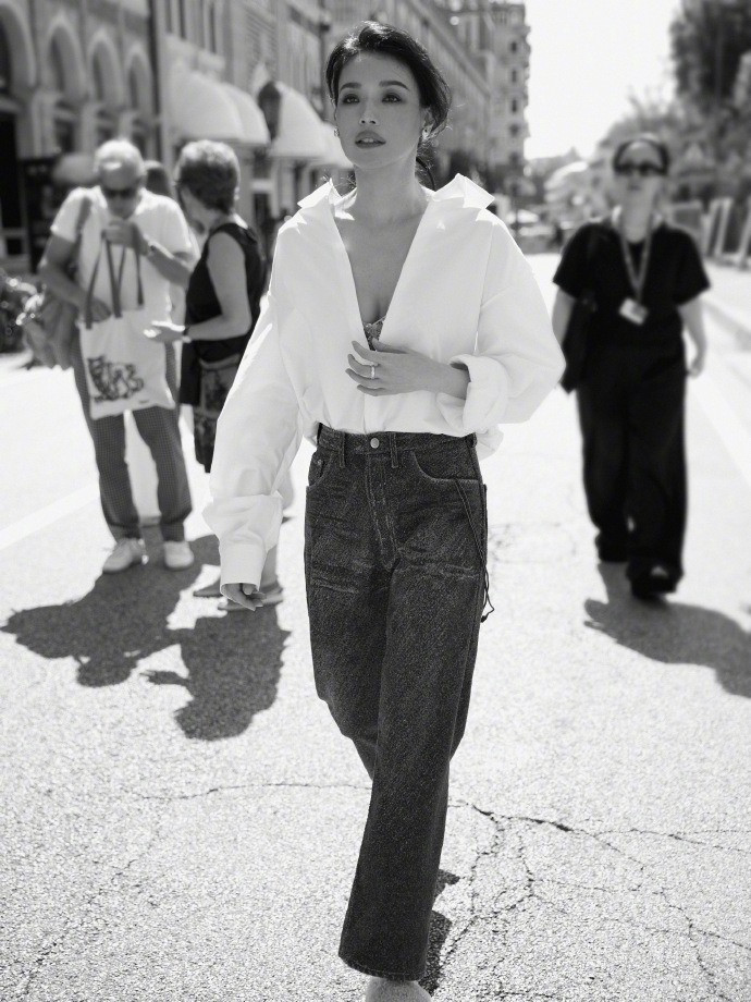 Thư Kỳ rạng ngời giữa đường phố Venice.