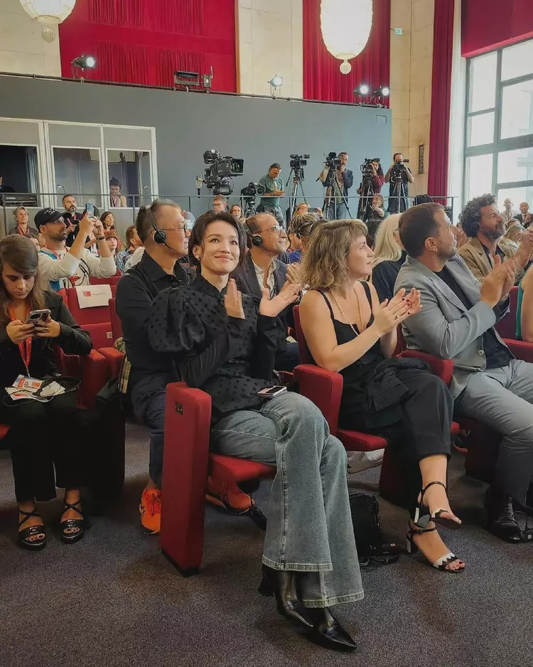 Cô diện đồ giản dị nhưng toát lên vẻ thoải mái, điềm tĩnh, tự tin và xinh đẹp.