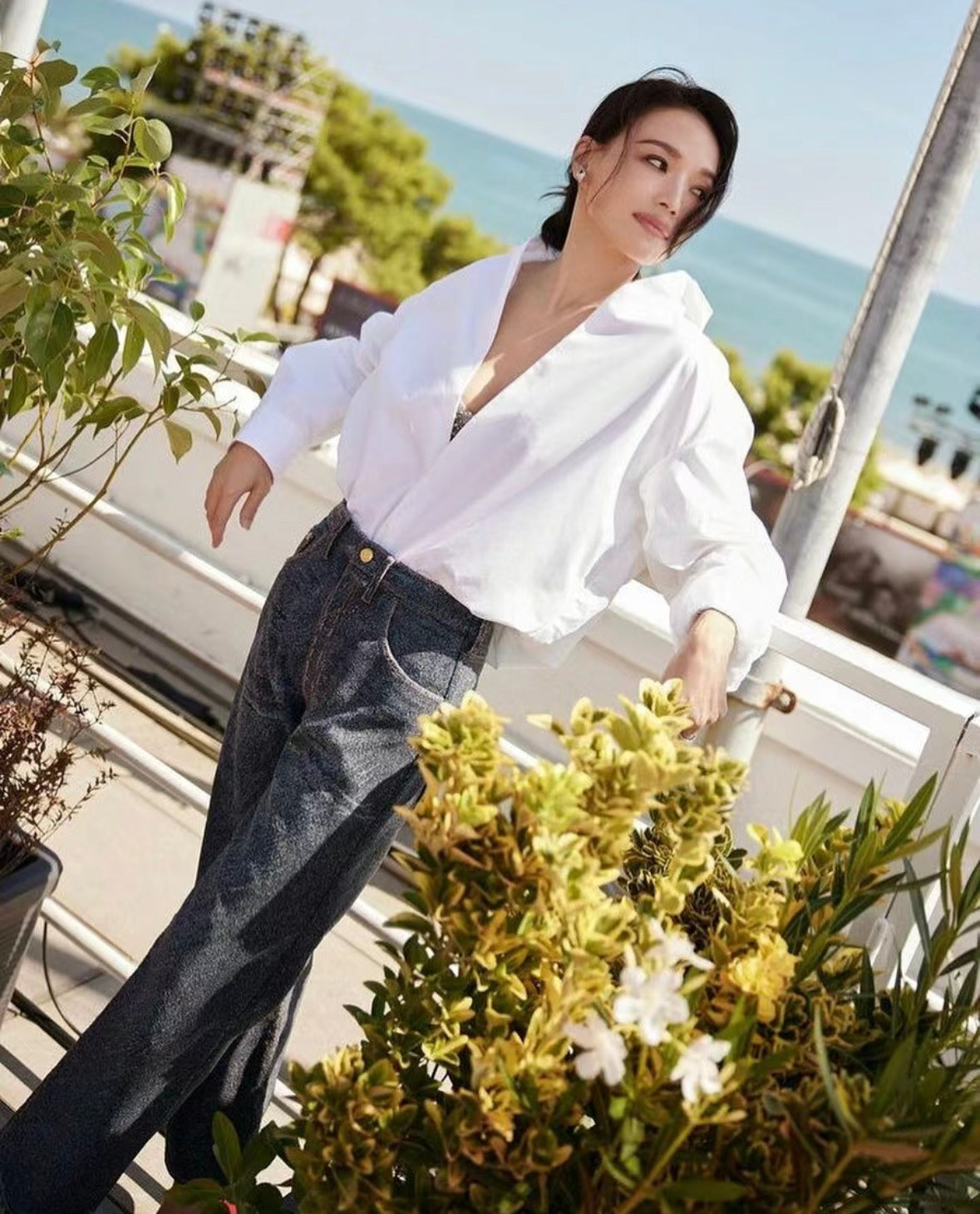 Một thiết kế riêng dành cho Thư Kỳ của hãng Valentino. Nữ diễn viên nổi bật với quần jeans có 80 loại hạt màu được thêu tỉ mỉ và tinh tế kết hợp với sơ mi trắng khoét cổ sâu.