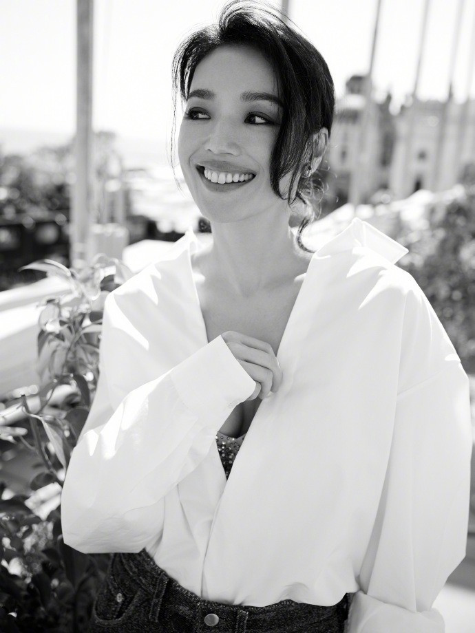 Bộ đồ mang lại cảm giác thoải mái, đơn giản và duyên dáng cho nữ diễn viên. Khó mà tin cô đã bước vào tuổi 50.