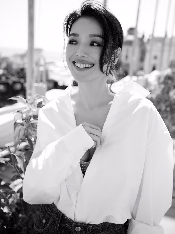 Bộ đồ mang lại cảm giác thoải mái, đơn giản và duyên dáng cho nữ diễn viên. Khó mà tin cô đã bước vào tuổi 50.