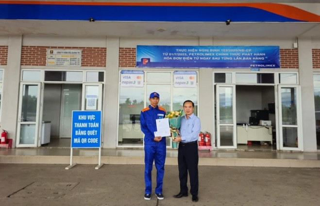 Xe tai boc chay giua tram xang, nhan vien co man xu ly tai tinh-Hinh-2