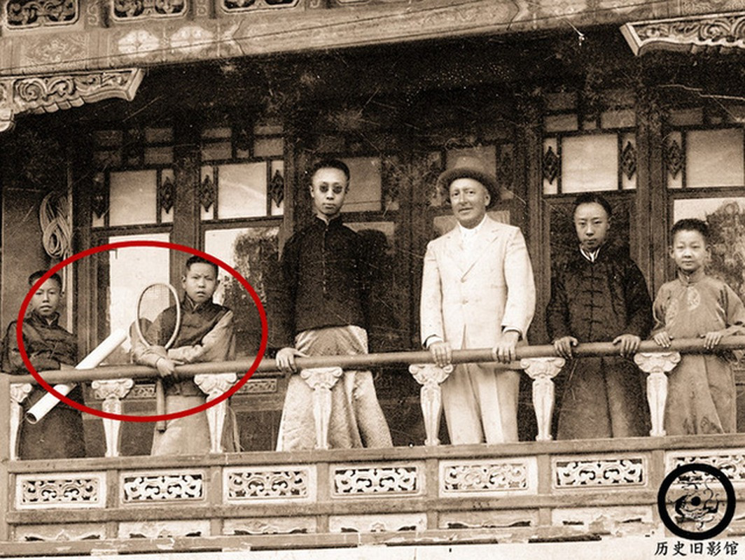 Hai tiểu thái giám (khoanh tròn màu đỏ) đi theo hầu hoàng đế Phổ Nghi - vị vua cuối cùng của nhà Thanh cũng như trong lịch sử phong kiến Trung Hoa.