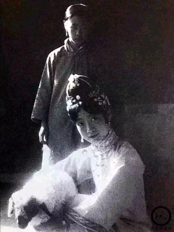 Hoàng hậu Uyển Dung chụp ảnh cùng một cung nữ thân cận đứng phía sau. Dù chất lượng ảnh không tốt nhưng có thể phần nào nhận ra cung nữ này không phải mỹ nhân giống như trong phim ảnh.