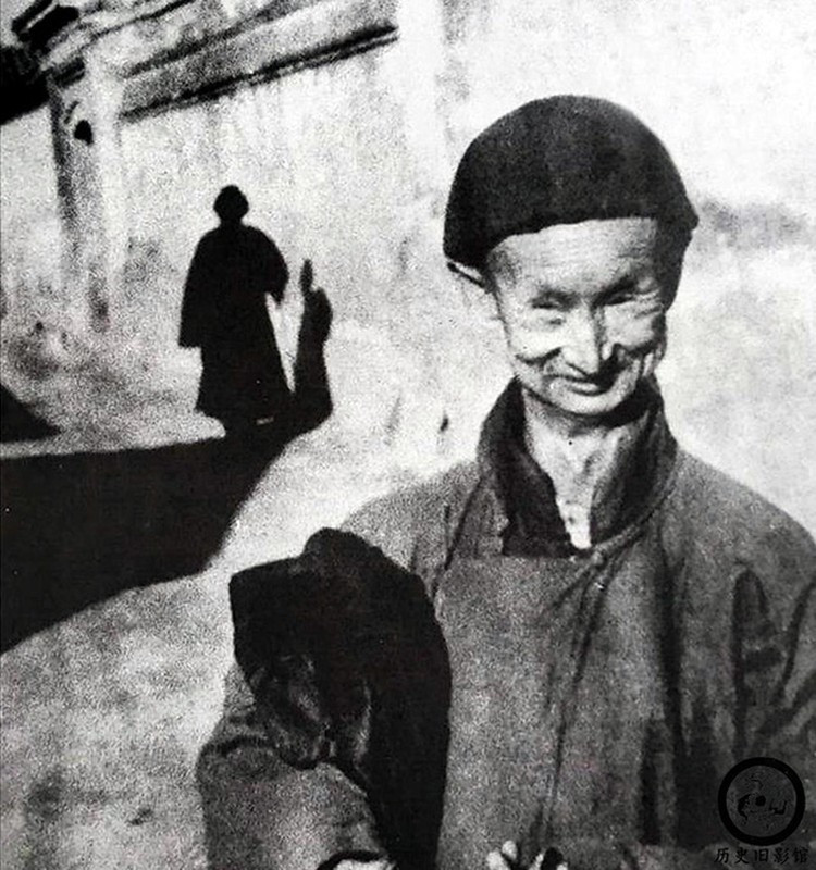 Một thái giám cao tuổi rời Tử Cấm Thành về quê an hưởng tuổi già. Ông có vóc dáng cao, gầy và gương mặt "kém sắc".