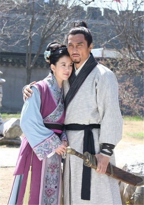 Cụ thể, vợ Lâm Xung là Trương Thị có nhan sắc xinh đẹp, quyến rũ. Cao Khảm (thường được gọi là Cao Nha Nội) si mê Trương Thị dù biết mỹ nhân này đã có chồng.