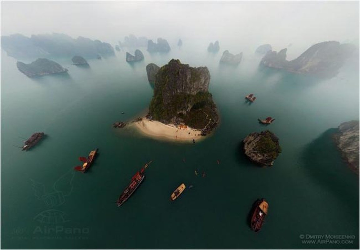 Ngắm bình minh hay hoàng hôn trên Vịnh Hạ Long là một trong những trải nghiệm thú vị, hấp dẫn du khách trong nước cũng như quốc tế. Ảnh: AirPano.
