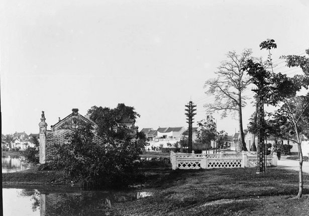 Thông qua những bức ảnh quý hiếm này, công chúng có cơ hội ngắm nhìn vẻ đẹp bình yên, giản dị ở nhiều địa điểm tại Việt Nam những năm 1890. Trong ảnh là bờ hồ Hoàn Kiếm, gần lối vào đền Ngọc Sơn, Thủ đô Hà Nội năm 1896.