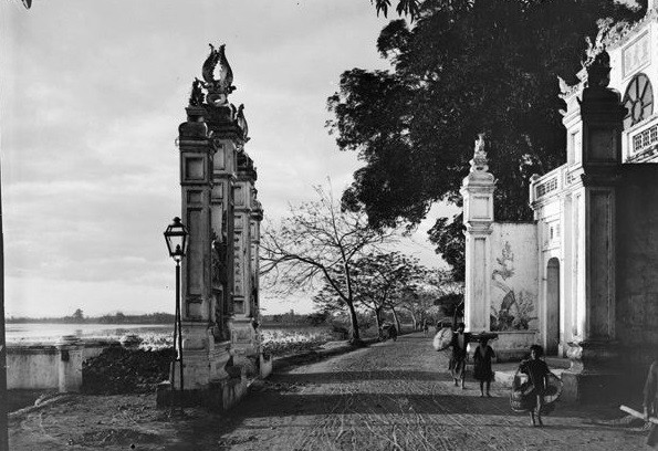 Người dân đi qua con đường ở mặt tiền của đền Quán Thánh, Hà Nội.