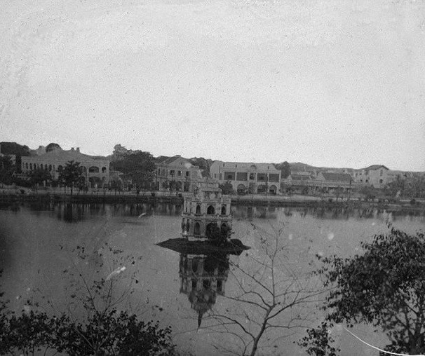 Bức ảnh chụp tháp Rùa nổi tiếng ở Hà Nội, Việt Nam hơn 100 năm trước. Tháp được xây dựng trên một gò đất rộng khoảng 350 m2 vào khoảng năm 1884 - 1886.