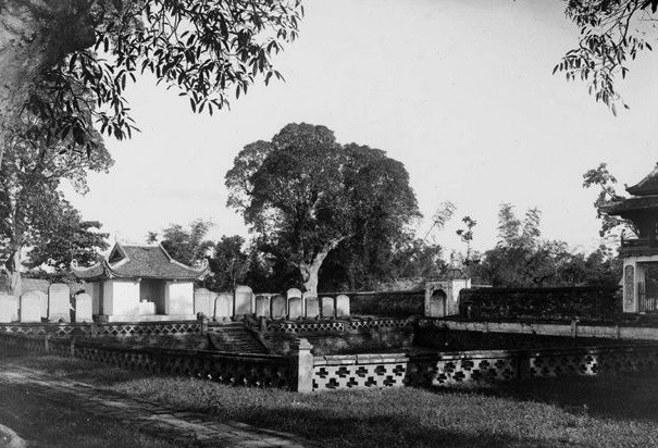 Hồ nước đối diện Khuê Văn Các trong Văn Miếu - Quốc Tử Giám.