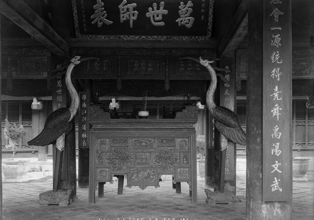 Đôi hạc được đặt ở hai bên ban thờ trong Văn Miếu - Quốc Tử Giám.