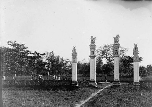 Đây là 4 trụ cột ở lối vào Văn Miếu – Quốc Tử Giám năm 1896.