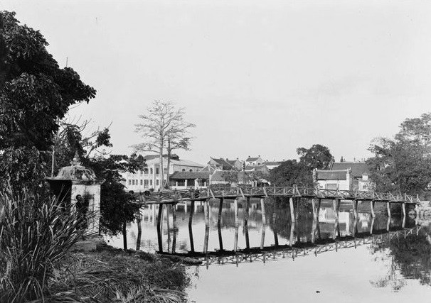 Vào năm 1896, cầu Thê Húc trên hồ Hoàn Kiếm là một cây cầu gỗ giản dị, thô sơ.