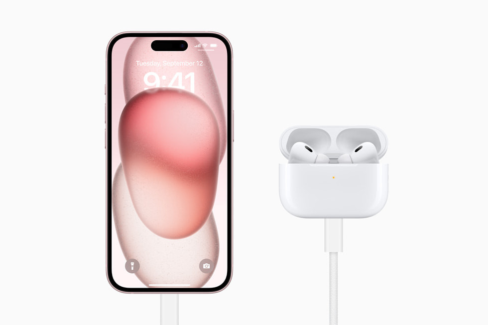 Cả iPhone 15 và iPhone 15 Plus đều có cổng kết nối USB‑C, tiêu chuẩn được chấp thuận trên toàn cầu để sạc và truyền dữ liệu, cho phép sử dụng cùng một cáp để sạc iPhone, Mac, iPad và AirPods Pro (thế hệ thứ 2) được nâng cấp. Người dùng cũng có thể sạc AirPods hay Apple Watch trực tiếp từ iPhone, với cổng kết nối USB‑C. Cả hai mẫu máy này đều hỗ trợ sạc không dây MagSafe và Qi2 trong tương lai.