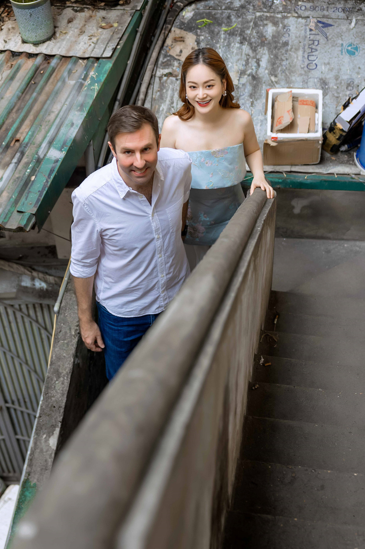 Hai vợ chồng dạo phố, ăn quà vặt tại những gánh hàng rong, uống trà chanh, cà phê vỉa hè và ghé thăm nhà cổ.