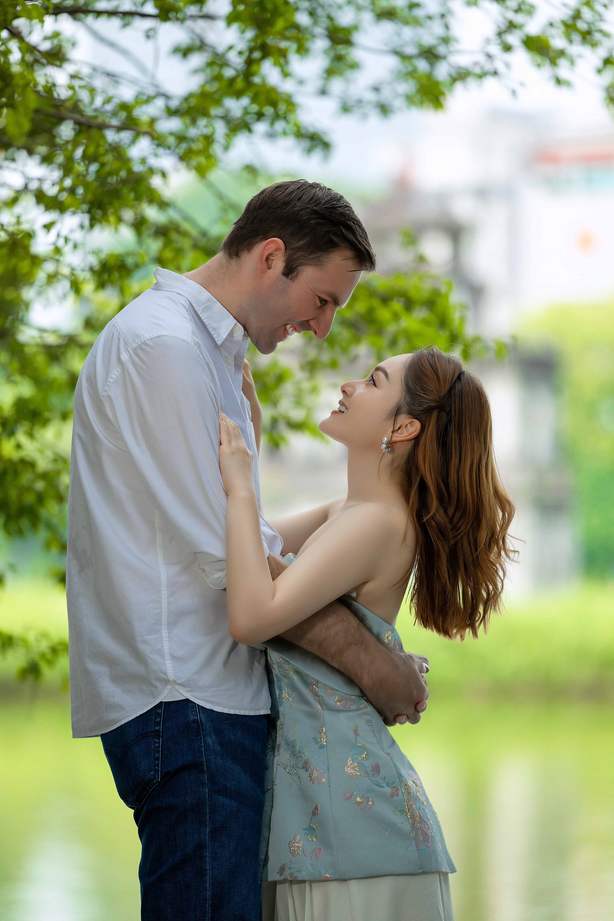 Lan Phương và David Duffy không tạo dáng mà bày tỏ tình cảm với nhau tự nhiên trước ống kính.