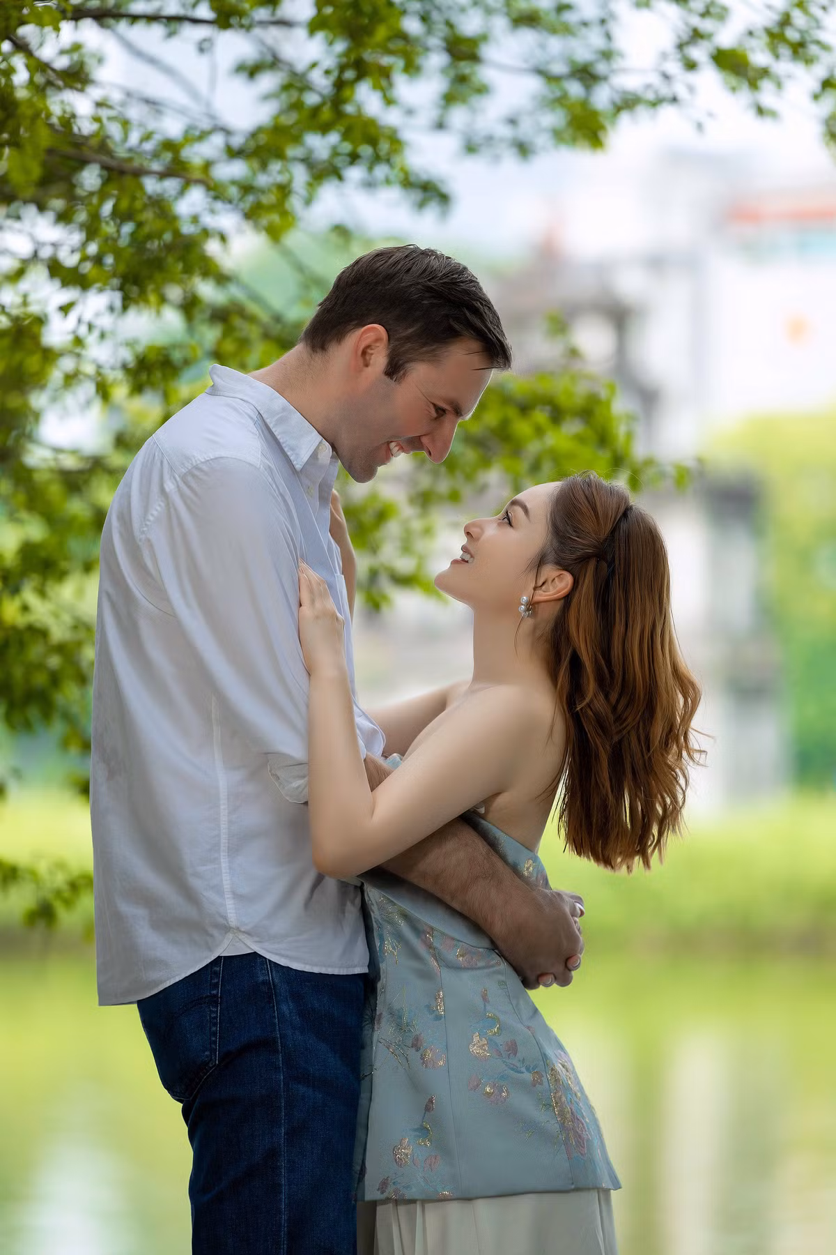 Lan Phương và David Duffy không tạo dáng mà bày tỏ tình cảm với nhau tự nhiên trước ống kính.