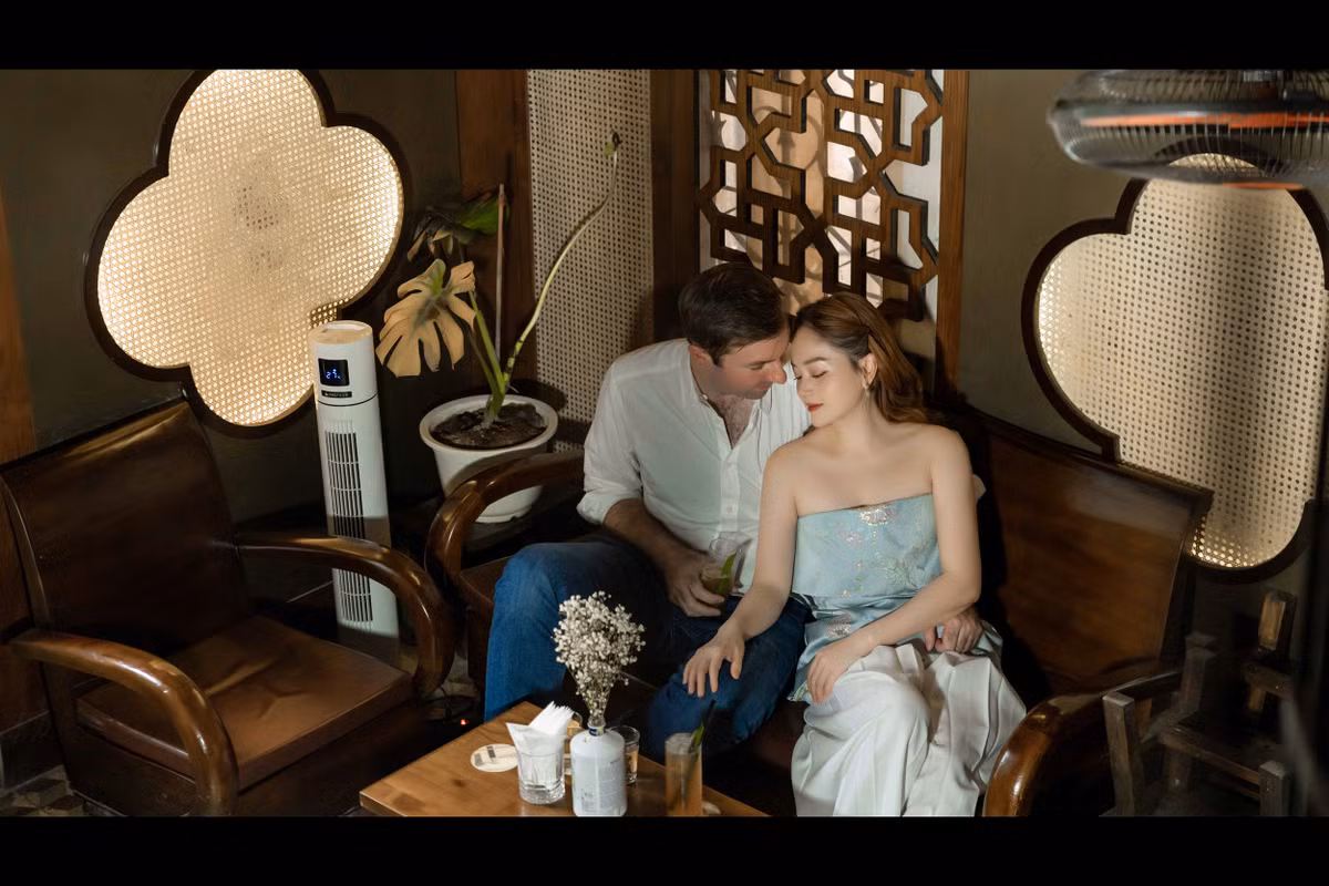 Trong họ, Hà Nội nên thơ, gần gũi và bình yên. Hai vợ chồng yêu con người, cảnh vật đến văn hóa nơi đây.