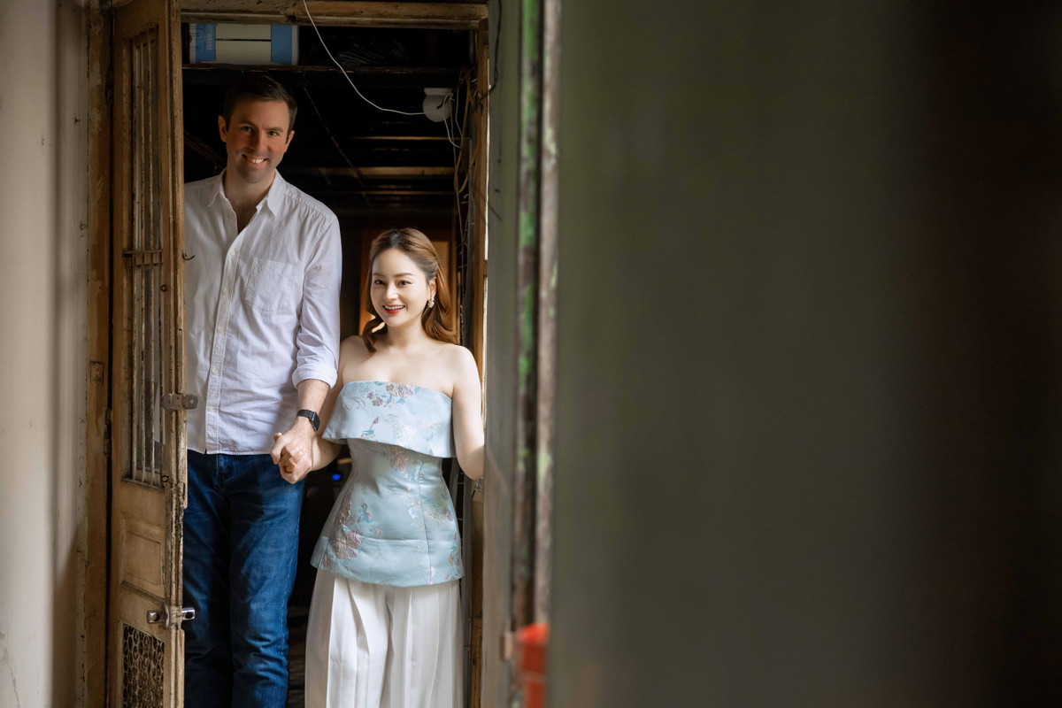 Lan Phương cao 1,61m dường như "lọt thỏm" bên ông xã người Anh cao 2,04m.