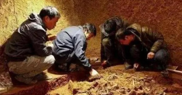 Sau khi nhận được tin báo, các chuyên gia, nhà khảo cổ đã tới hiện trường kiểm tra và xác định phía dưới tảng đá thực sự là một ngôi mộ cổ. Xung quanh mộ cổ này có nhiều dấu vết của trộm mộ.