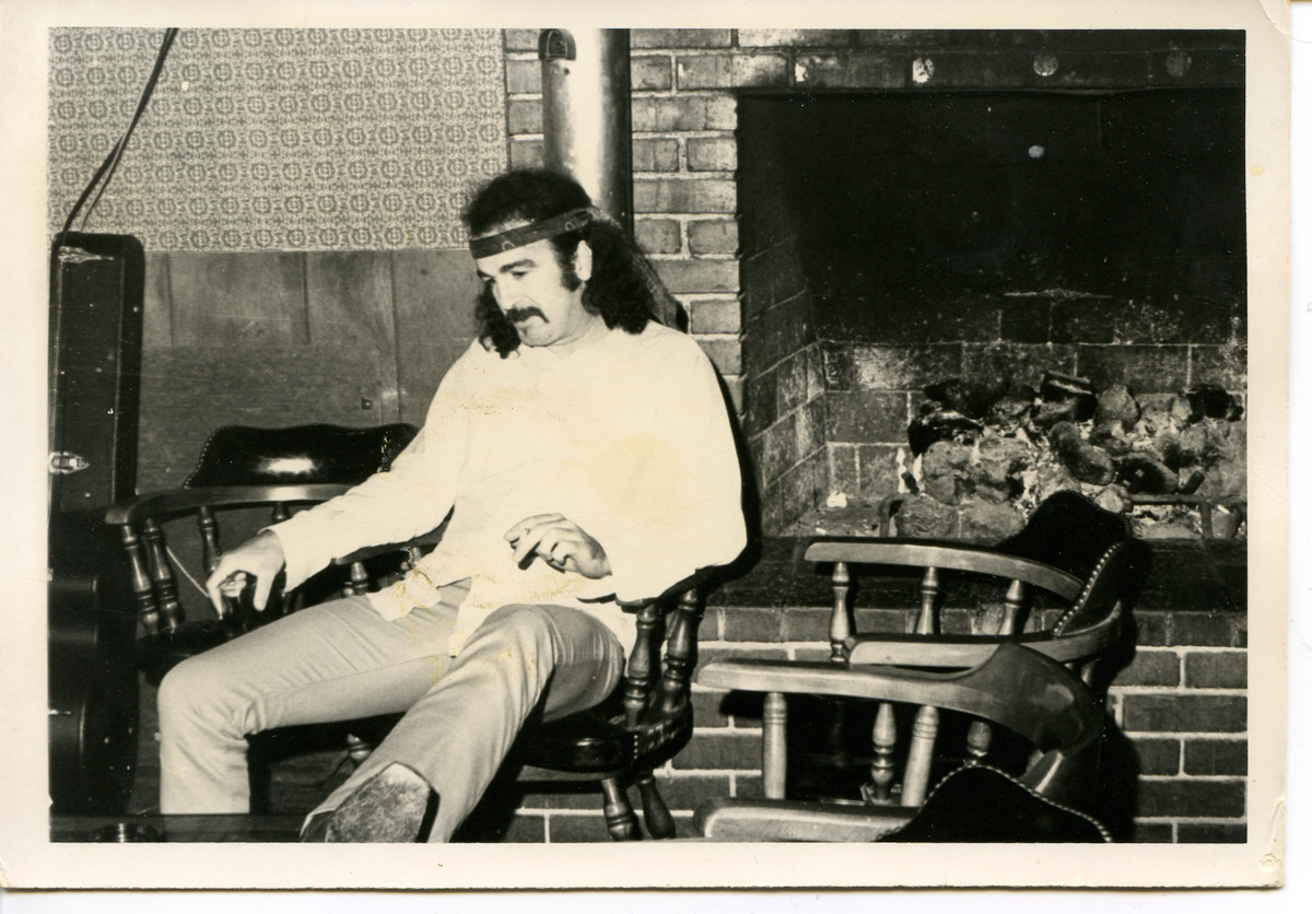 Lời bài hát trong album của sĩ Jim Sullivan chứa đựng những ca từ lạ lùng, nói về việc những đường cao tốc dài, một thị trấn ma ở Arizona, một người đàn ông sẵn sàng đối mặt cái chết hay bị người ngoài hành tinh bắt cóc giữa sa mạc.