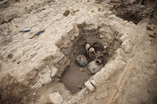 Bên cạnh xác ướp cổ xưa có một vài bình đất nung được chôn xung quanh. Kết quả nghiên cứu ban đầu của các chuyên gia chỉ ra, đây là thi hài của một người trưởng thành.