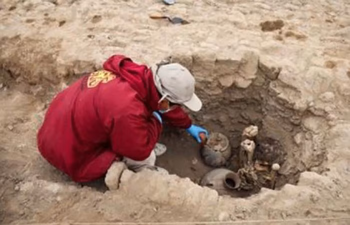 Các nhà khảo cổ mới phát hiện một ngôi mộ cổ hơn 1.000 tuổi tại di chỉ Huaca Pucllana thuộc quận Miraflores, Lima, Peru. Bên trong ngôi mộ là một xác ướp có mái tóc dài.