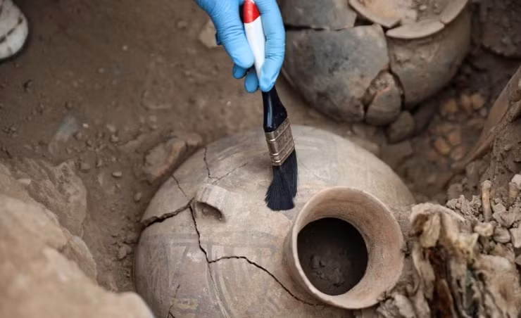 Trong thời gian qua, các chuyên gia đã có nhiều phát hiện quan trọng tại di chỉ Huaca Pucllana, bao gồm việc tìm thấy một số xác ướp và đồ tùy táng.
