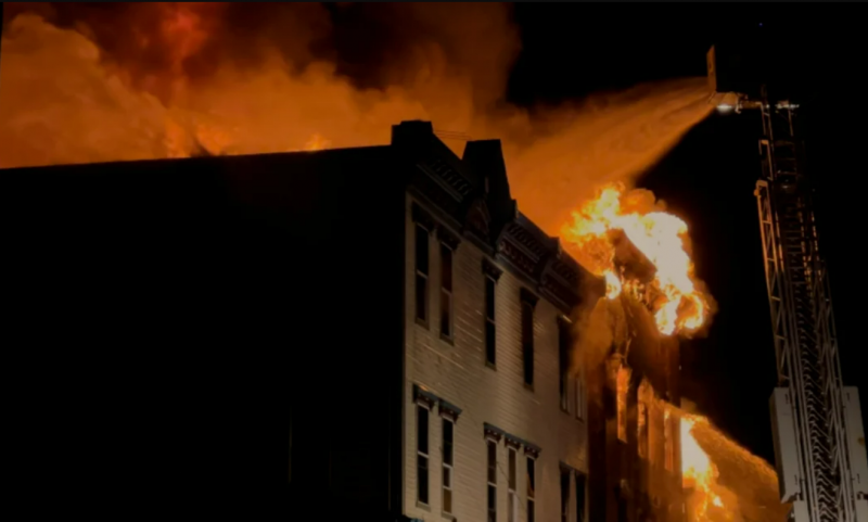 Theo báo cáo điều tra ban đầu, vụ hỏa hoạn xảy ra từ tầng 15 của chung cư rồi cháy lan lên tầng 17. Khói đen bao trùm lên tầng 21 của tòa chung cư. Cơ quan chức năng đã xác định nguyên nhân vụ cháy là do chập bảng điện trong phòng ngủ của một gia đình.