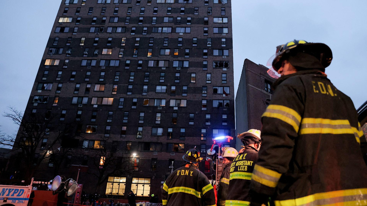 Trưa 9/1/2022, một vụ cháy xảy ra tại tòa chung cư 19 tầng ở khu Bronx, thành phố New York (Mỹ). Một máy sưởi bị hỏng đã gây ra ngọn lửa khiến tòa chung cư gồm 120 căn hộ xây từ năm 1973 chìm trong khói đen.