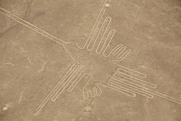 Những đường kẻ Nazca trên sa mạc Nazca ở Peru là một trong những bí ẩn lịch sử nổi tiếng thế giới. Được phát hiện lần đầu tiên từ trên không vào năm 1939, khoảng 700 hình vẽ trải dài trên diện tích khoảng 500 km2.